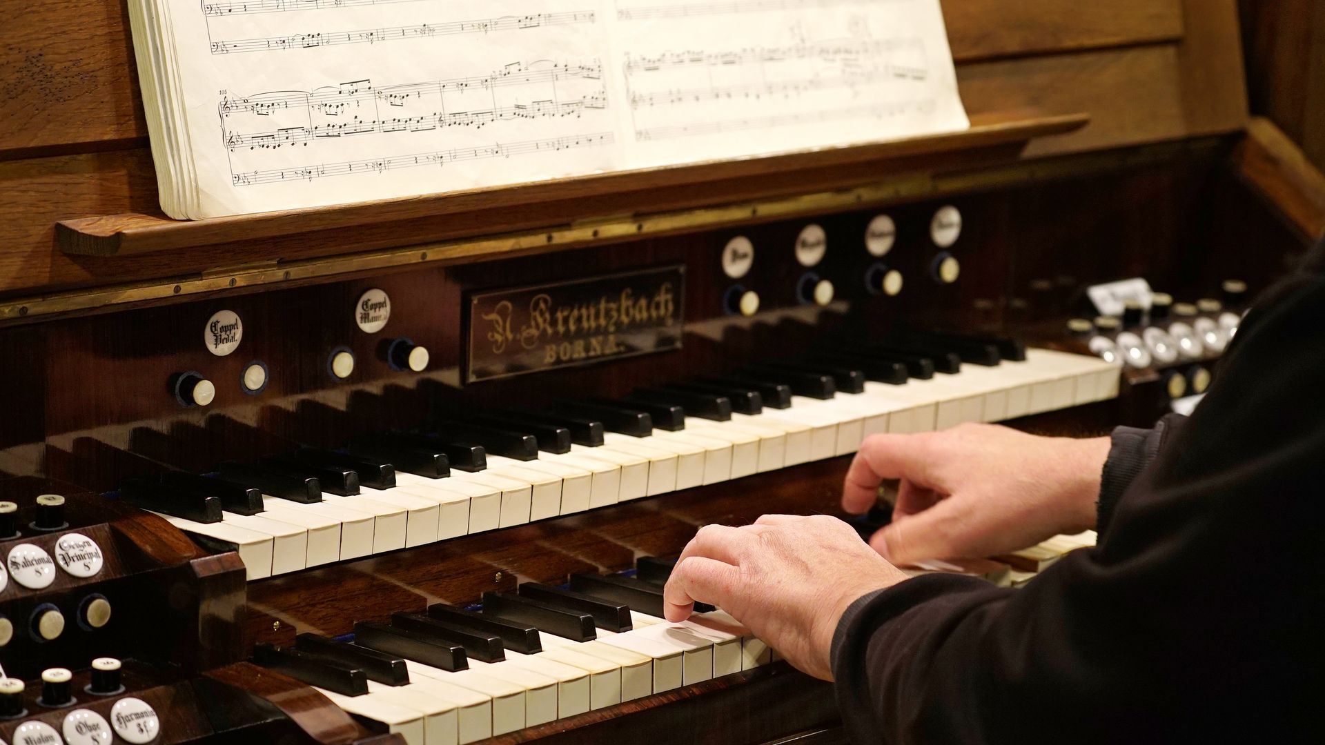 Der Organist spielt ein Orgelkonzert auf der Kreutzbach-Orgel in Markranstädt.