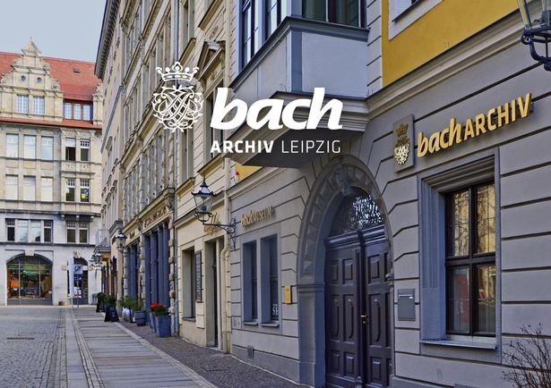 Image des Archives Bach de Leipzig vues de l'extérieur, surmontée de l'écriture de couleur blanche « Archives Bach de Leipzig » et de leur emblème.