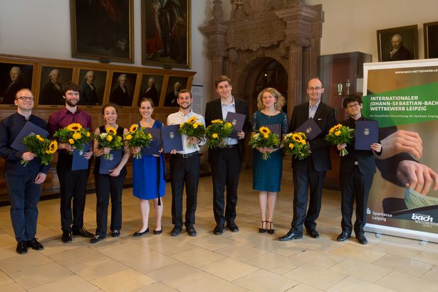 Lauréats du concours Bach, des fleurs à la main, Leipzig, ville de la musique, concert, événements, festivals, culture