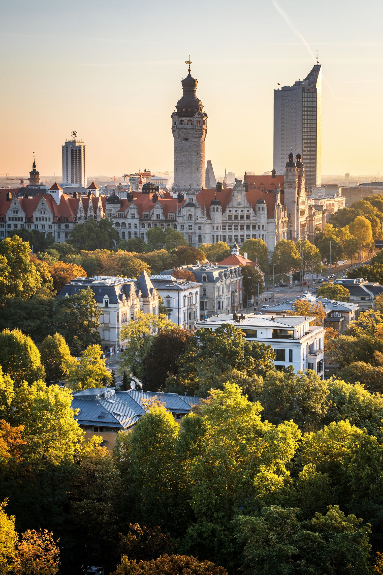 Hochformatiges Foto von der Leipziger Skyline mit Neuem Rathaus, City-Hochhaus und Wintergartenhochhaus aus dem Musikviertel aufgenommen