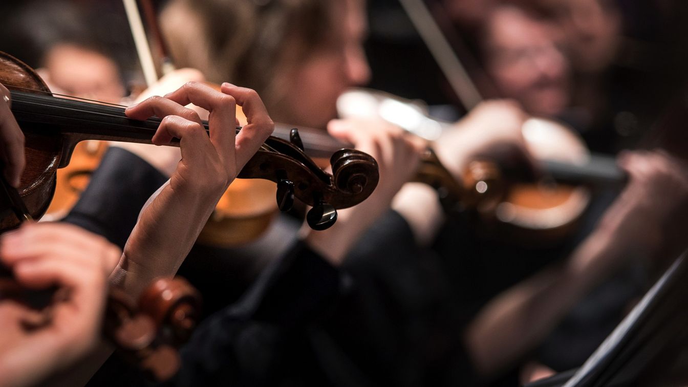 Bild von einem spielenden Orchester.